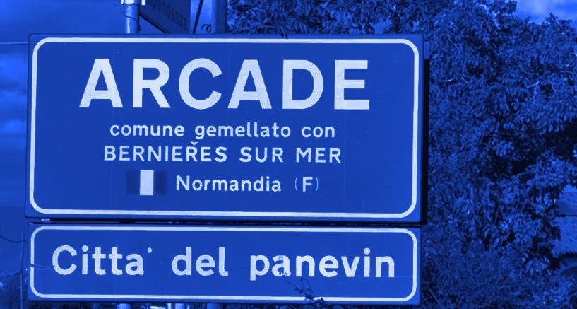 Placa de entrada da cidade de Arcade, na Itália